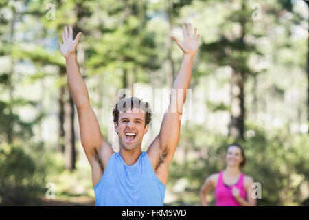 Ritratto di eccitato giovane uomo nella foresta Foto Stock