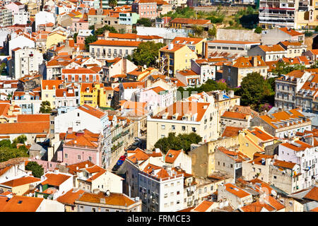 Compressa, vista aerea di edifici bianchi con argilla tetti in piastrella a Lisbona, Portogallo, come osservata dal Castelo de Sao Jorge. Foto Stock