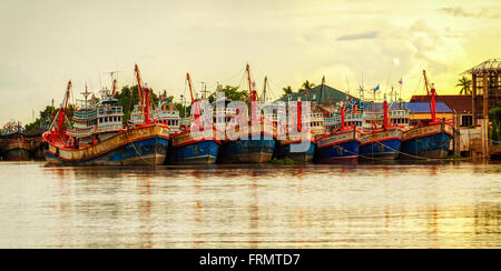 Barche da pesca in Maeklong Thailandia Foto Stock