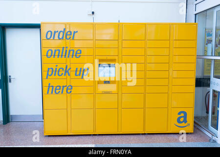 Amazon ordine online di prelevamento del punto di raccolta in un supermercato Morrisons Foto Stock