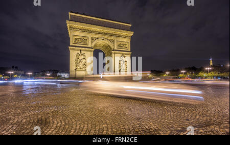 Arc de Triomphe e sfocata notturno del traffico Foto Stock