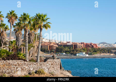 Spanien, Teneriffa, Costa Adeje, La Caleta, Playa de La Enramada (Playa de la caleta) mit dem Hotel H10 Costa Adeje Palace Foto Stock