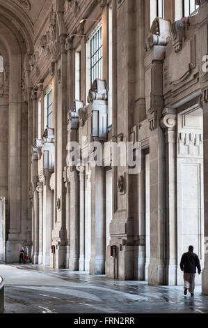 La stazione centrale di Milano (Milano Centrale), Italia, completato nel 1931. L'ingresso principale hall Foto Stock