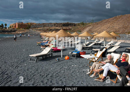 Spanien, Teneriffa, Costa Adeje, La Caleta, Playa de La Enramada (Playa de la caleta), im Hintergrund das Hotel Jardin Caleta Foto Stock