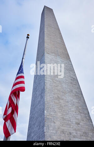 WASHINGTON, D.C. - 12 ottobre 2014: Guardando fino al Monumento di Washington con una bandiera in assoluta assenza di vento Foto Stock