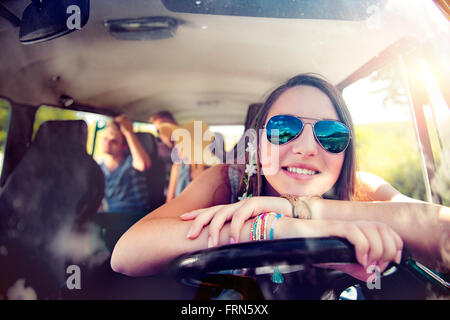 Ragazzi adolescenti e ragazze all'interno di un vecchio camper, roadtrip Foto Stock