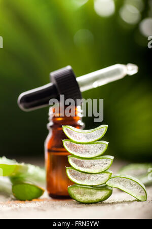 Aloe vera olio essenziale sulle foglie tropicali sfondo Foto Stock
