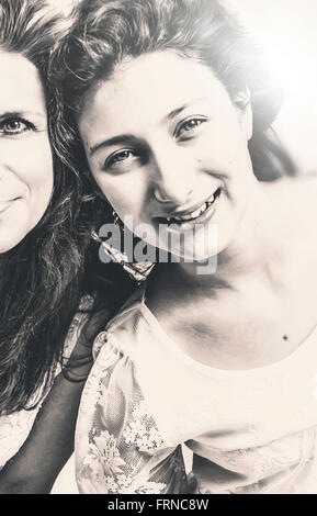 Madre e figlia sorridente Foto Stock