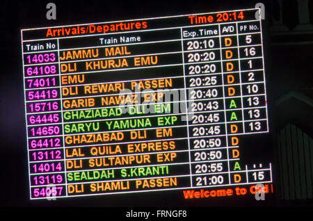Arrivi e partenze, scheda di giunzione di Delhi stazione ferroviaria, la Vecchia Delhi, India Foto Stock