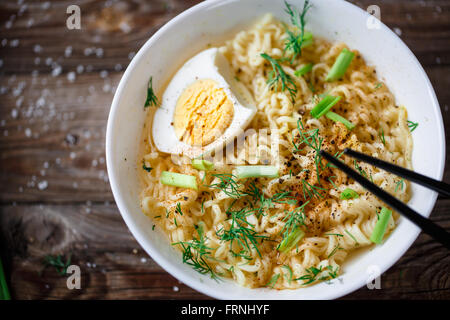 Asian con le tagliatelle fresche cipolla verde e uova sode Foto Stock