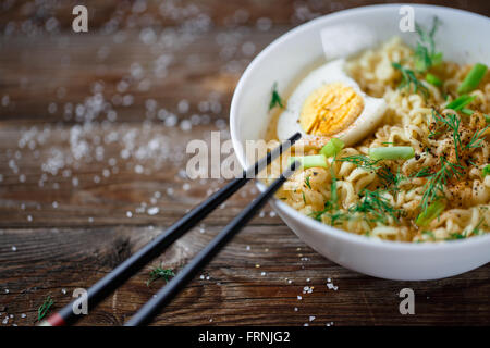 Asian con le tagliatelle fresche cipolla verde e uova sode Foto Stock