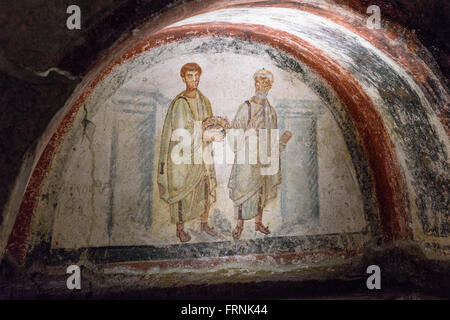 Napoli. L'Italia. 6C affresco di San Gennaro (San Gennaro) (sinistra) e San Pietro (San Pietro) nelle catacombe di San Gennaro. Foto Stock