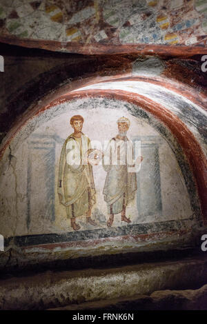 Napoli. L'Italia. 6C affresco di San Gennaro (San Gennaro) (sinistra) e San Pietro (San Pietro) nelle catacombe di San Gennaro. Foto Stock