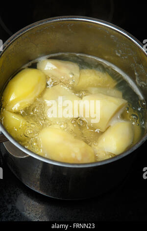 Bollire le patate in casseruola sul fuoco elettrico Foto Stock