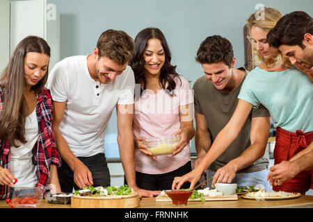 Gruppo di amici preparare la pizza Foto Stock