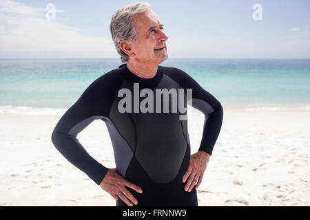 Felice senior uomo in piedi con le mani sui fianchi Foto Stock