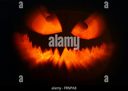 Halloween Jack-o-lantern monster effetti luce teethy sorriso Foto Stock