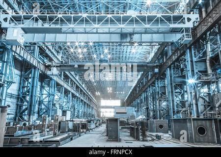 Negozio di macchina in carburo di silicio metallurgico lavori dentro la camera Foto Stock
