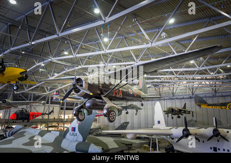 Sospesa Westland Lysander WWII aerei in Duxford Aerospace hangar Foto Stock