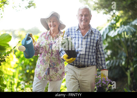 Ritratto di senior l uomo e la donna nel giardinaggio con attrezzatura Foto Stock