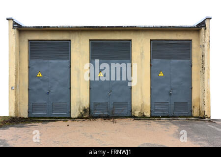 Dietro le tre grigio acciaio porte di trasformatori di alta tensione funzionano. Una zona di un pericolo maggiore. Isolato con patch Foto Stock