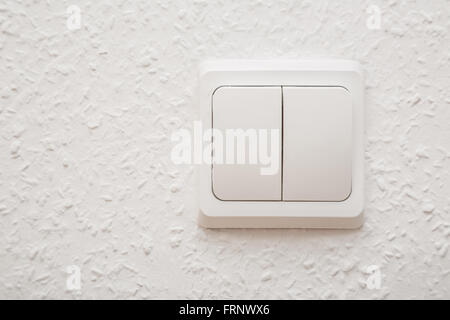 Interruttore di alimentazione sul muro bianco in primo piano Foto Stock