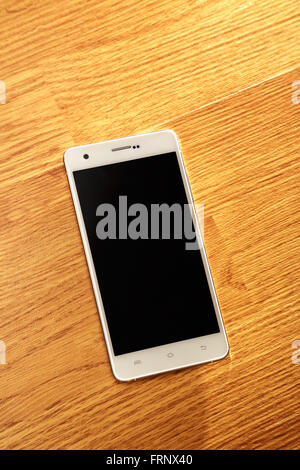 Moderno touch screen smartphone su sfondo di legno Foto Stock