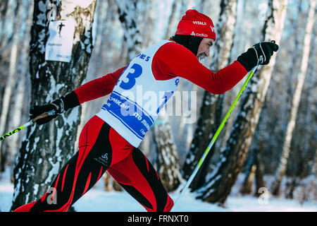 Closeup sciatore maschio di mezza età dello stile classico in inverno i boschi sulla gara sportiva durante il campionato di Chelyabinsk in croce Foto Stock