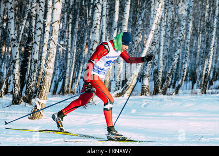 Closeup sciatore atleta inverno bosco di betulle, gara sprint in classico stile durante il campionato di Chelyabinsk in cross-country skii Foto Stock