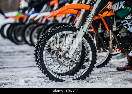 Piloti e ruote di motocicli sulla linea di partenza durante la Winter Cup motocross Foto Stock