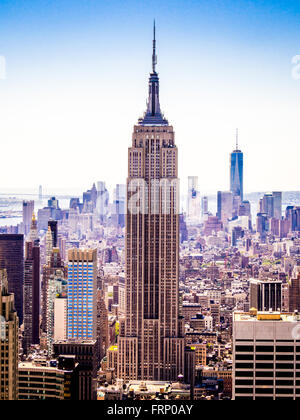 L'Empire State Building, New York City, Stati Uniti d'America, visto dalla piattaforma di osservazione del Rockefeller Center (nella parte superiore della roccia). Foto Stock