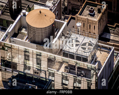 Tradizionale in legno Torre di acqua e le unità aria condizionata sul tetto di un edificio moderno, New York City, Stati Uniti d'America. Foto Stock