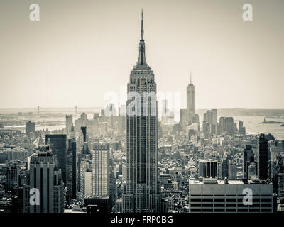 L'Empire State Building, New York City, Stati Uniti d'America, visto dalla piattaforma di osservazione del Rockefeller Center (nella parte superiore della roccia). Foto Stock