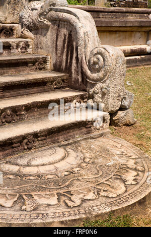 Sri Lanka, Anuradhapura, Thuparamaya, la pietra di luna ad ingresso fasi di costruzione antica Foto Stock