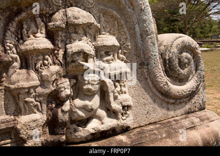 Sri Lanka, Anuradhapura, Thuparamaya, pietra intagliata all ingresso dell edificio antico Foto Stock