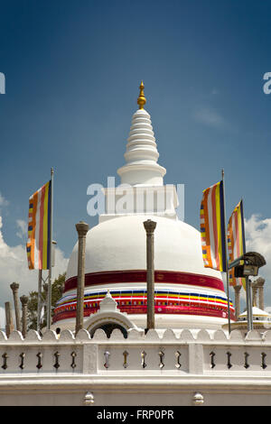 Sri Lanka, Anuradhapura, Thuparamaya Theravada Dagoba buddista, sito del primo tempio del dente Foto Stock