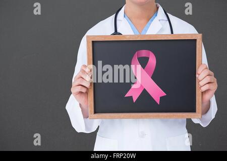 Immagine composita del medico tenendo la scheda con il simbolo di aids Foto Stock