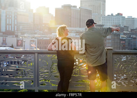 Persone che guardano la città di Nashville Tennessee Skyline da un ponte pedonale nel centro cittadino Foto Stock