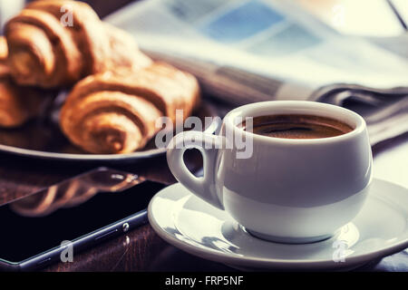 Coffee break business. Tazza di caffè telefono mobile e quotidiano. Foto Stock