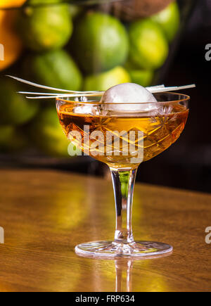 Bevanda alcolica basata sul banco bar con sfere di cubetti di ghiaccio Foto Stock