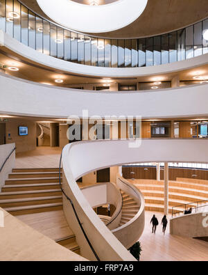 Vista dal primo piano alla sommità accesa foyer e forum con scala a spirale. Il Blavatnik Scuola di Governo presso l Università di OX Foto Stock