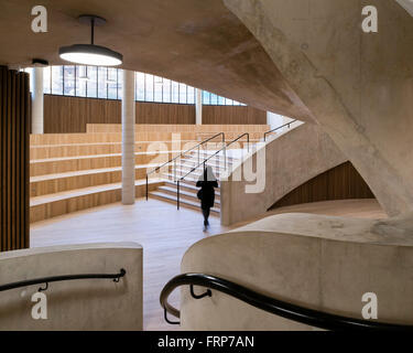Vista del foyer e forum con scala a spirale. Il Blavatnik Scuola di Governo presso l Università di Oxford, Oxford, Regno Ki Foto Stock