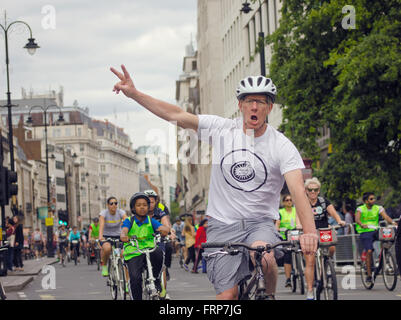 RideLondon manifestazione ciclistica - Londra 2015 ciclisti a 'RideLondon 2015'; un festival in bicicletta con freeclyling pubblica. Foto Stock