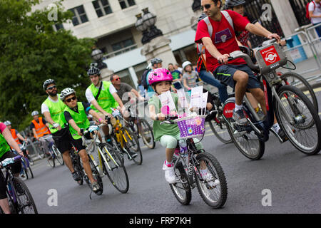 RideLondon manifestazione ciclistica - Londra 2015 ciclisti a 'RideLondon 2015'; un festival in bicicletta con freeclyling pubblica. Foto Stock