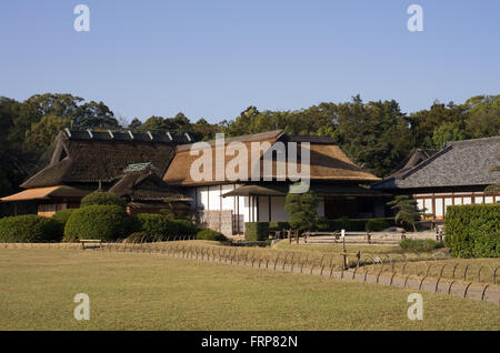 Enyo-tei casa con tetto di paglia in il giardino Korakuen, Okayama, Giappone Foto Stock