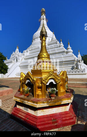 White stupa della Pagoda Pahtodawgyi in Amarapura, Mandalay Myanmar (Birmania) Foto Stock