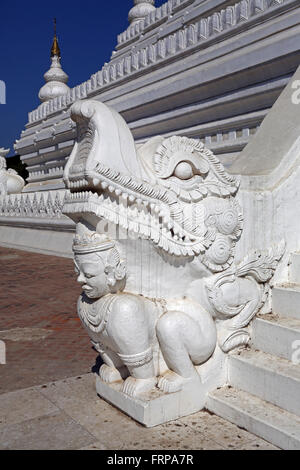 Statua a Pagoda Pahtodawgyi in Amarapura, Mandalay Myanmar (Birmania) Foto Stock