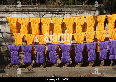 Tintura e asciugatura filati colorati per l'industria tessile in Amarapura, Mandalay Myanmar (Birmania) Foto Stock