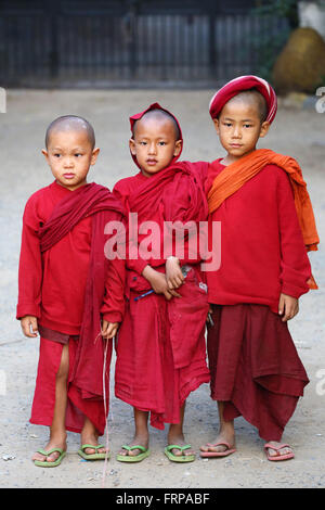 Tre giovani monaci buddisti a un tempio in Amarapura, Mandalay Myanmar (Birmania) Foto Stock