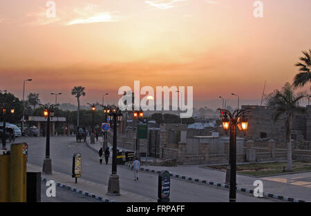 Tramonto dietro le montagne del deserto, come si vede da una strada a Luxor, Egitto Foto Stock